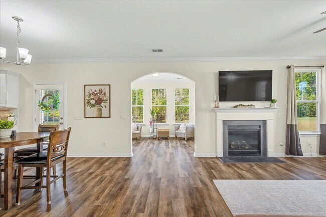 Building Photo - Stunning 5 Bed/3.5 Bath Home in Buckhead East