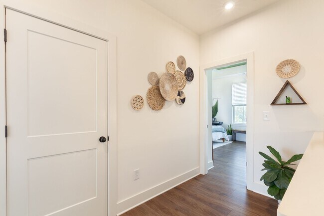 Building Photo - Stylish End-Unit Townhome Minutes From Gra...