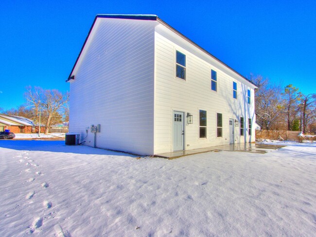 Building Photo - Beautiful New Construction Duplex