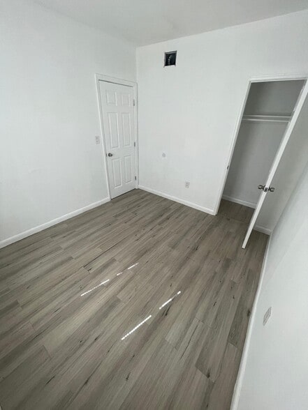 Building Photo - 11301 Peachtree Dr