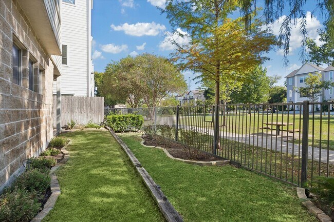 Building Photo - 5313 Lillian St