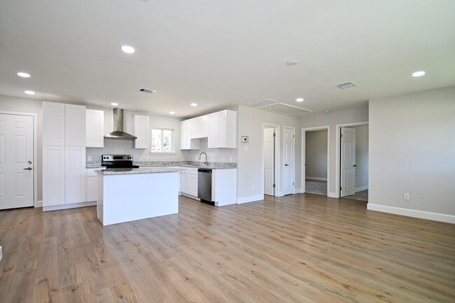 Building Photo - 10910 Fullerton Dr