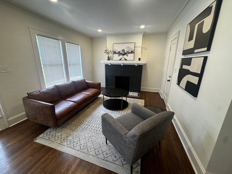 Building Photo - Room in House on Evans Dr SW