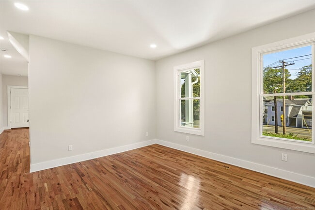 Building Photo - 10 Perry Hill Rd