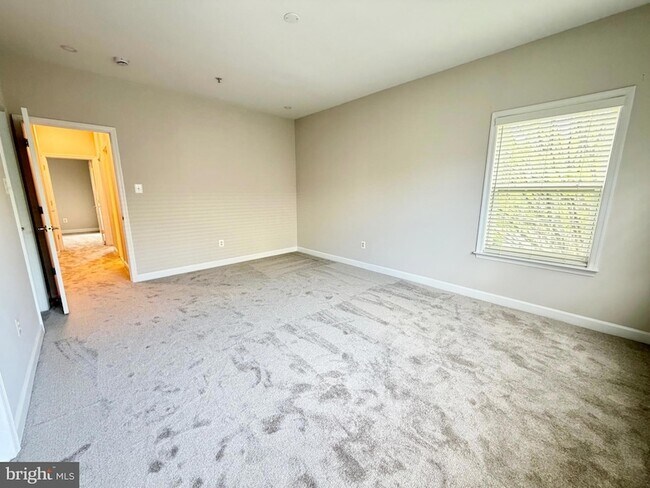 Building Photo - 300 Garden View Square