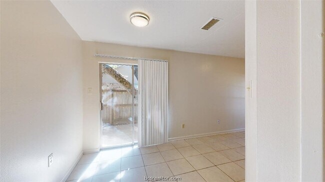 Building Photo - 916 Navarro Dr