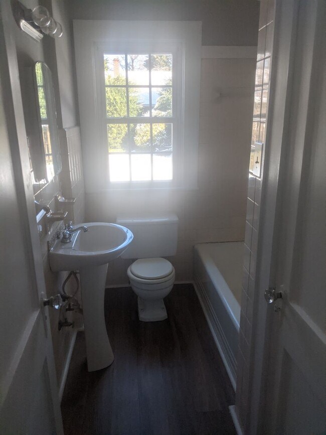Building Photo - 3 bedroom, 1 bath house in Burlington