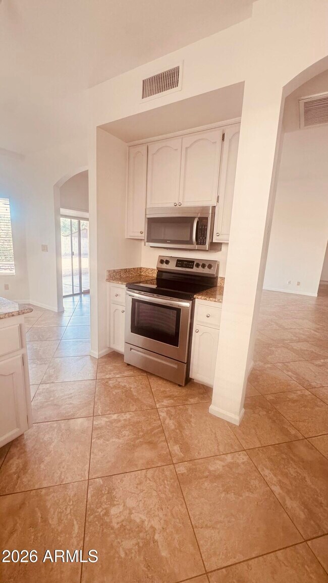 Building Photo - 6707 E Kelton Ln