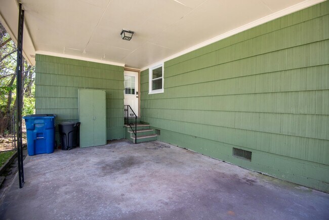 Building Photo - 685 Oakmoor Dr