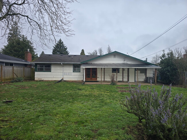 Building Photo - 11824 NE Stanton St