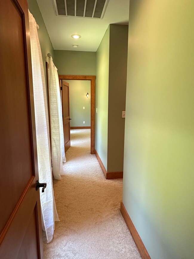 Building Photo - Charming 2 Bed, 2 Bath Custom Ranch on 5 P...