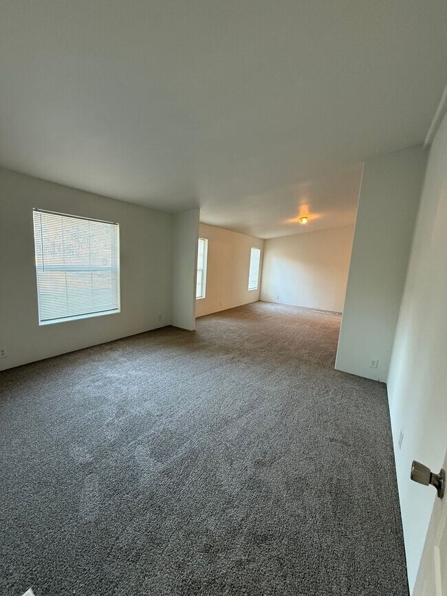 Building Photo - SPIRIT LAKE HOME (P#440)