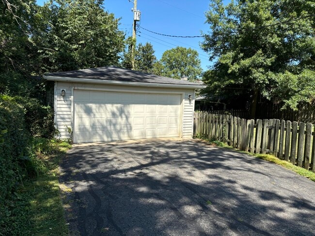 Building Photo - 405 Holiday Rd