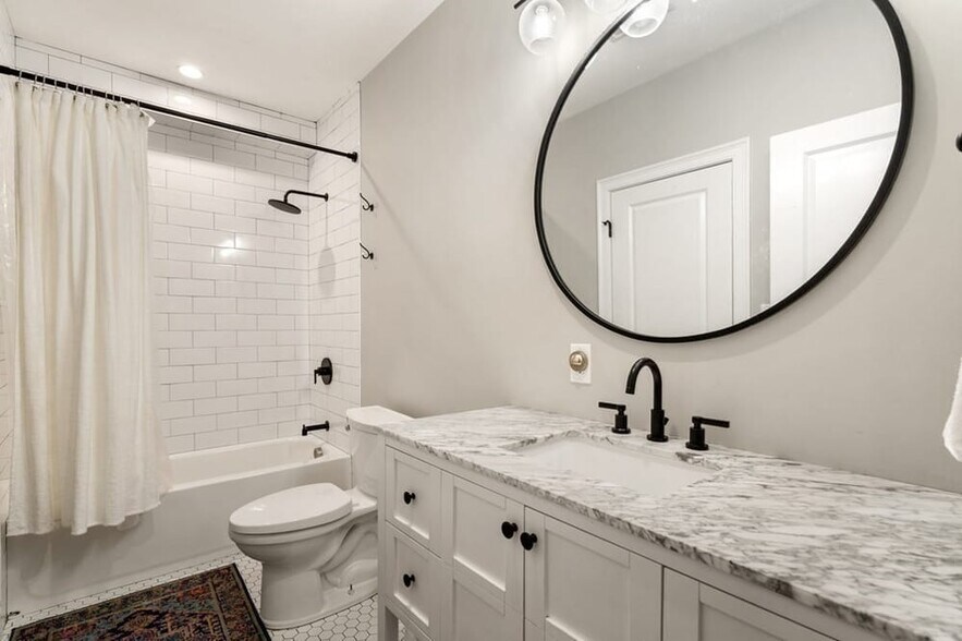 Building Photo - 142 W 8th St