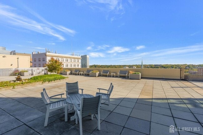 Building Photo - 1 Spring St