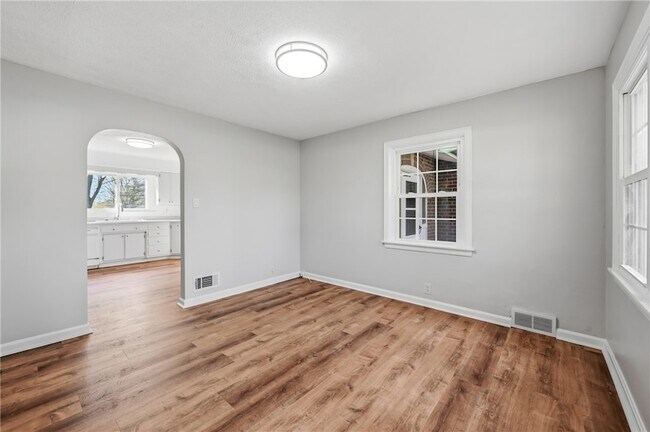 Building Photo - 1060 S Hermitage Rd