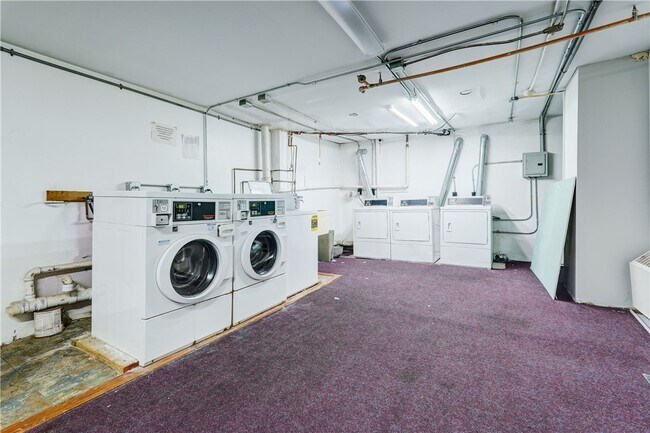 Building Photo - 404 Main St