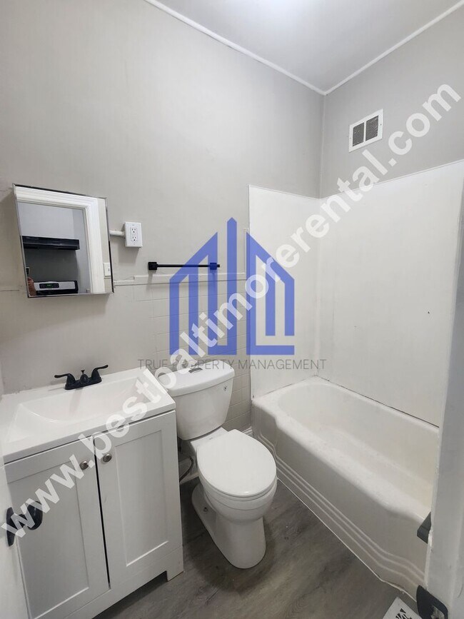 Building Photo - Spacious 3 Bedroom 2 Bathroom in East Baltimore