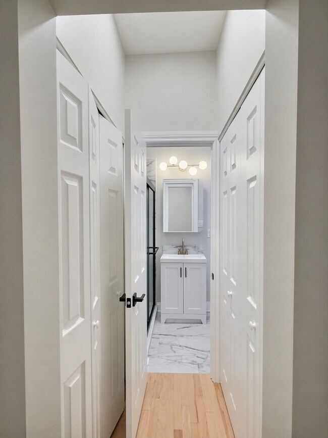 Building Photo - 1014 W George St