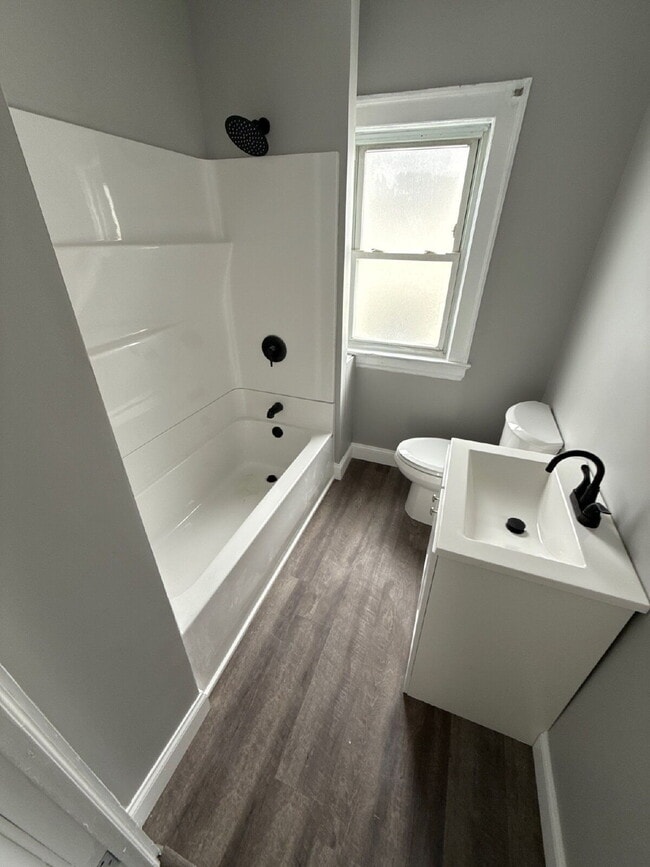 Building Photo - "Charming 3-Bed, 1.5-Bath on East 124th"