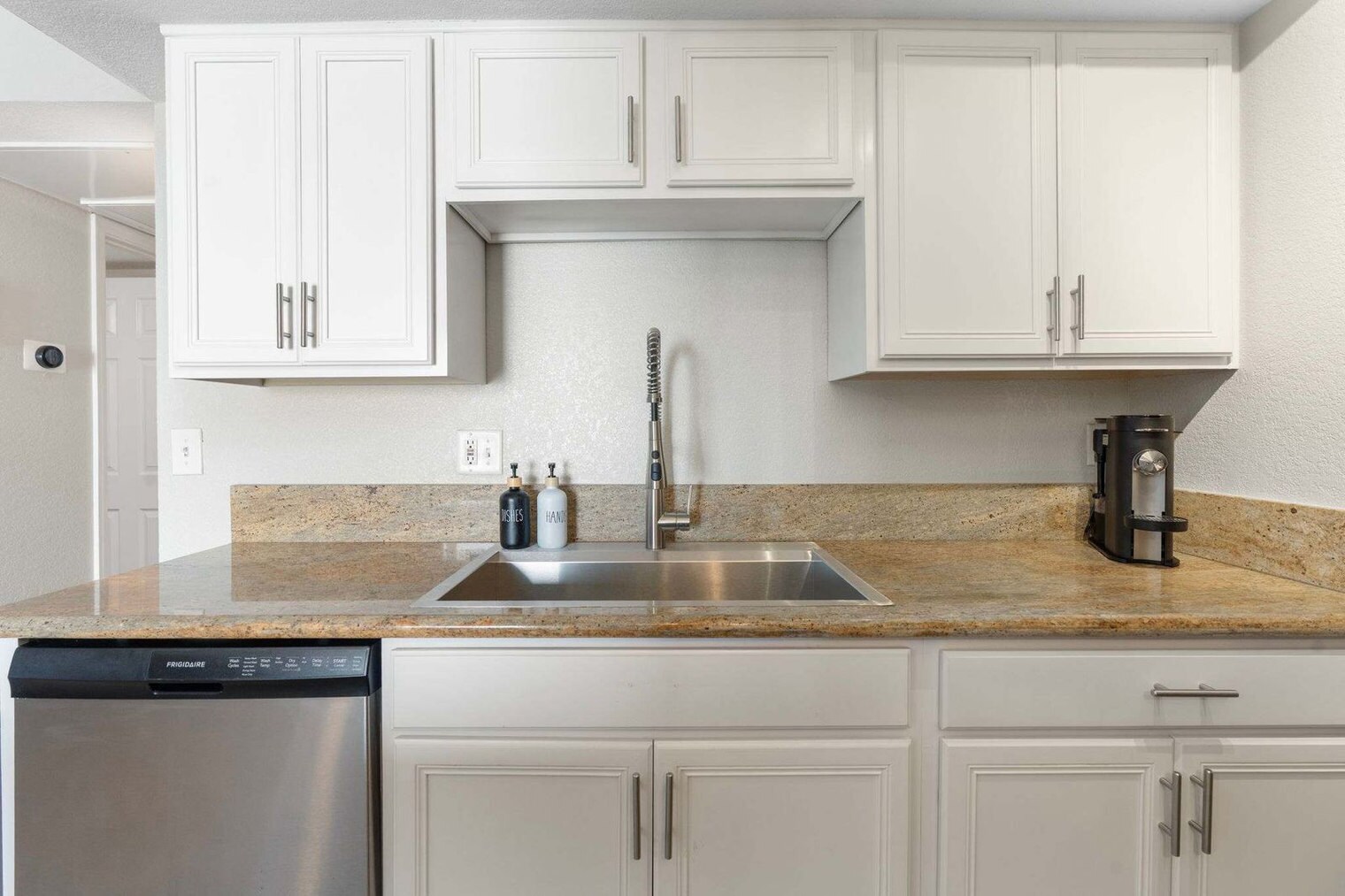 Building Photo - 740 W Elm St