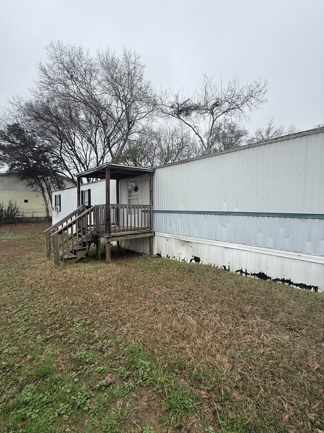 Building Photo - 605 Henrietta St