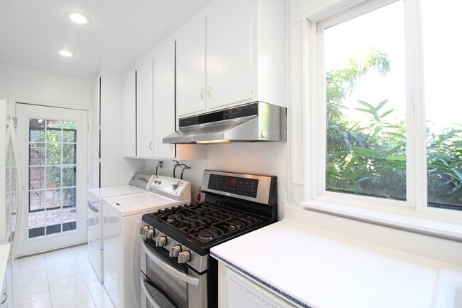 Building Photo - Dolores Heights: Sun-filled 1 Bedroom Home...
