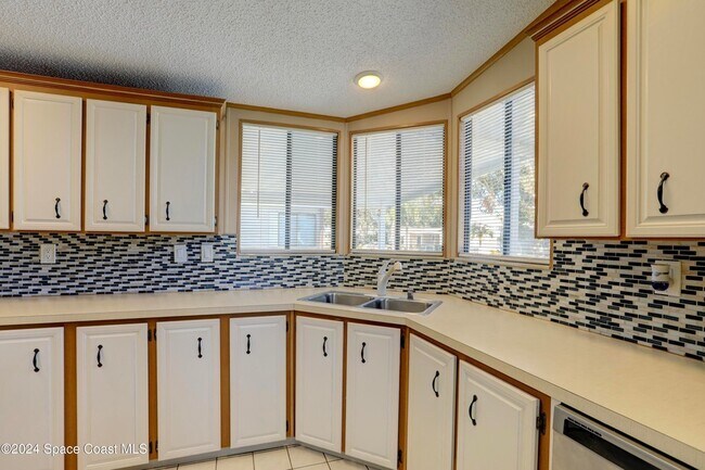 Building Photo - 561 Dolphin Cir