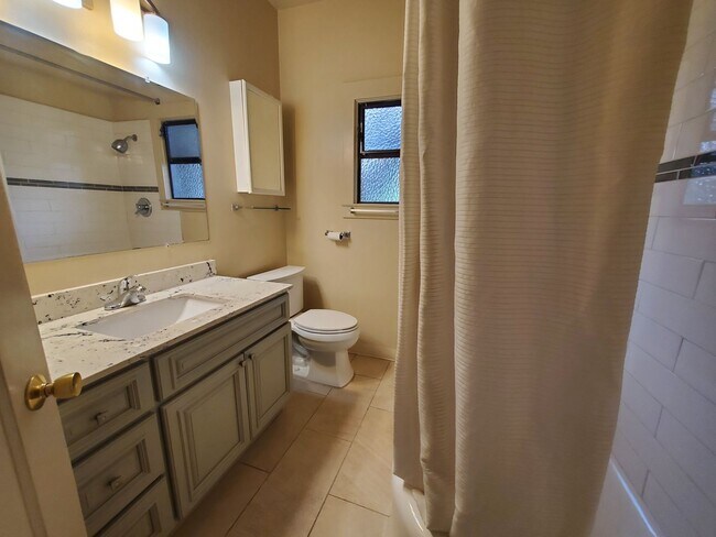 Building Photo - Top Floor Rockridge Two Bedroom Condo with...