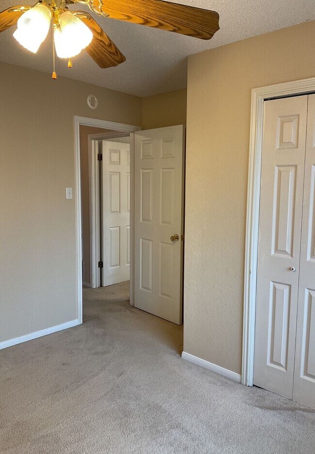 Building Photo - 1701 Tanglewood Dr