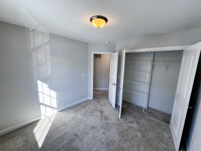 Building Photo - Spacious 3-Level Townhouse