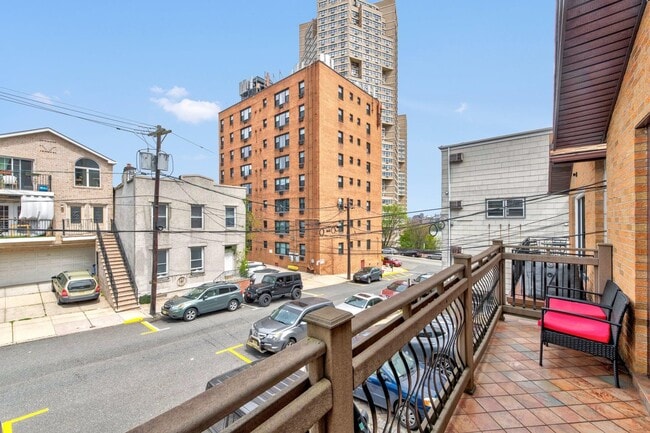 Building Photo - 13 68th St