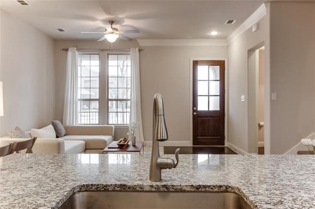 Building Photo - 612 Club Dr