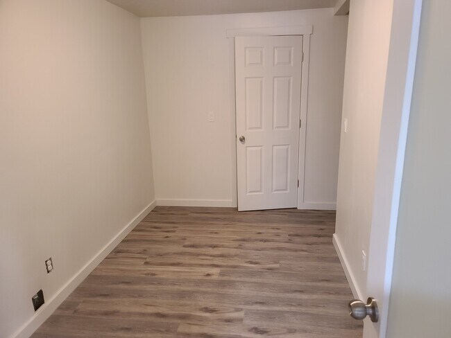 Building Photo - 44 W 470 N