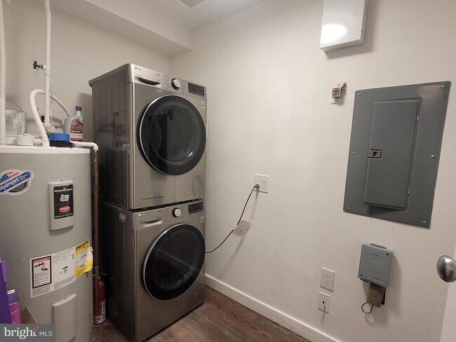 Building Photo - 241 S 6th St