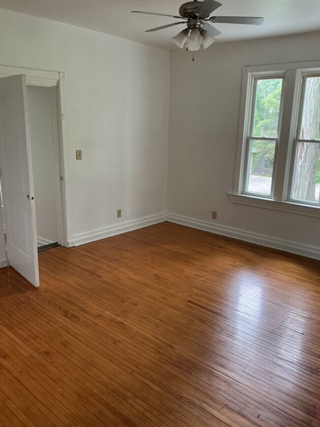 Building Photo - 5 bedroom / 2 bathroom House in Peoria