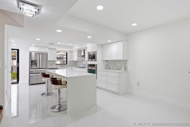 Building Photo - 1222 Hillsboro Mile