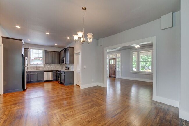 Building Photo - Downtown 3/2.5 Fully Remodeled!