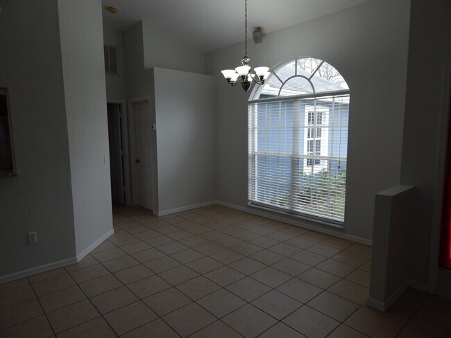 Building Photo - 132 SW Elderberry Dr