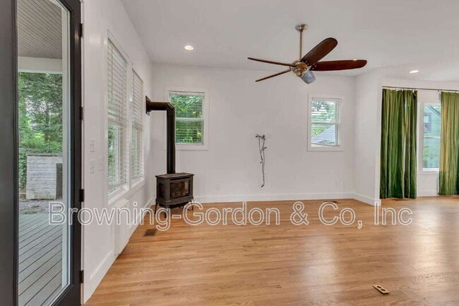Building Photo - 1137B Kirkland Ave