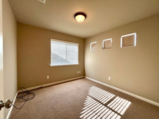Building Photo - Beautiful 3 Bedroom 2.5 Bathroom in Gated ...