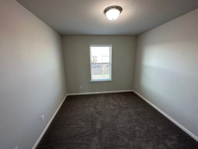 Building Photo - GORGEOUS 4BR 2.5 BATH WITH LOTS OF NEIGHBO...
