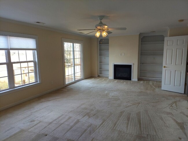 Building Photo - 3 Bed 2.5 Bath Townhouse