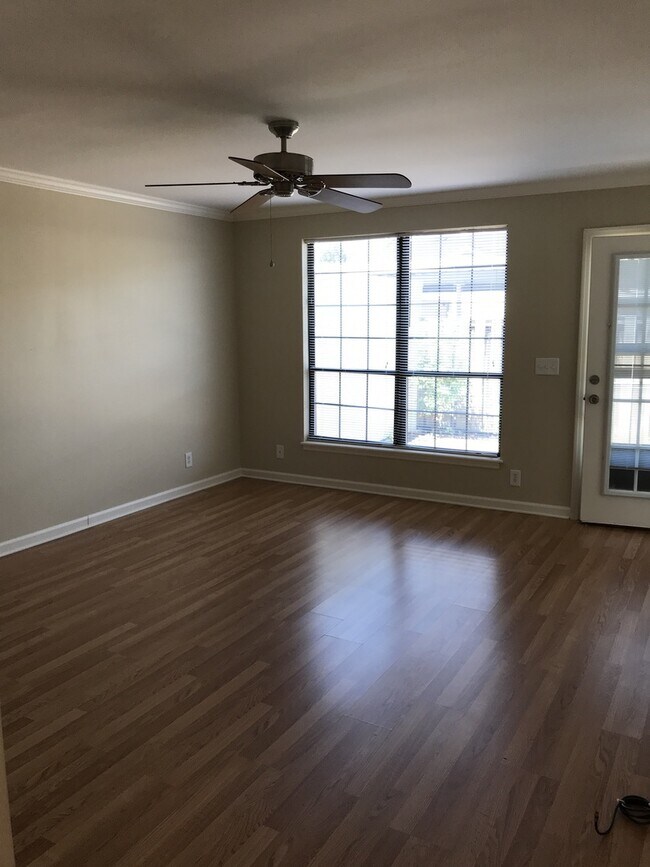 Building Photo - Bellevue Townhome 4 bedrooms 3 full baths