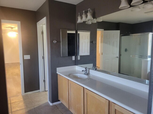 Building Photo - Beautiful 4 bed home with Den and Loft