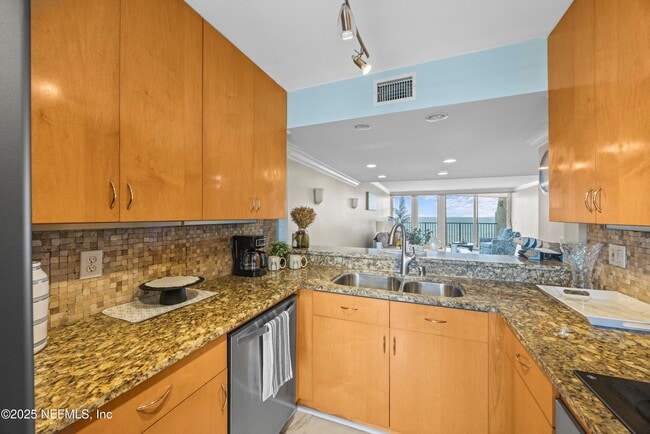 Building Photo - 2100 Ocean Dr S
