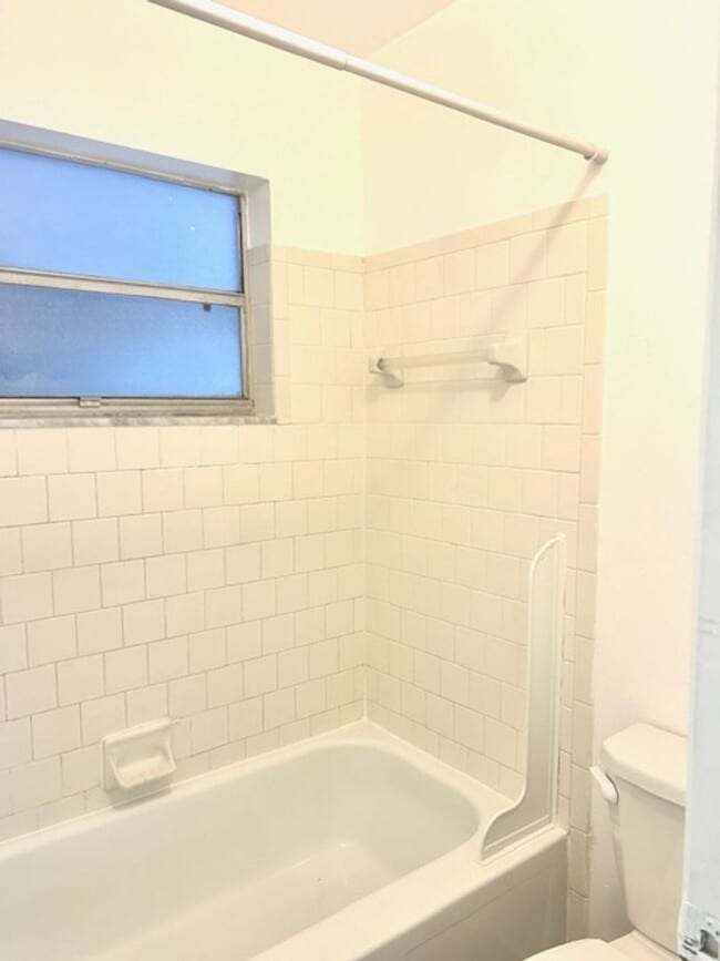 Building Photo - 1/1 WITH BALCONY - CLOSE TO SHOPPING/COLLEGES/BEACHES