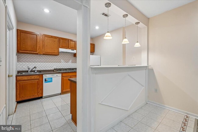 Building Photo - 905 Royal Elm Ct