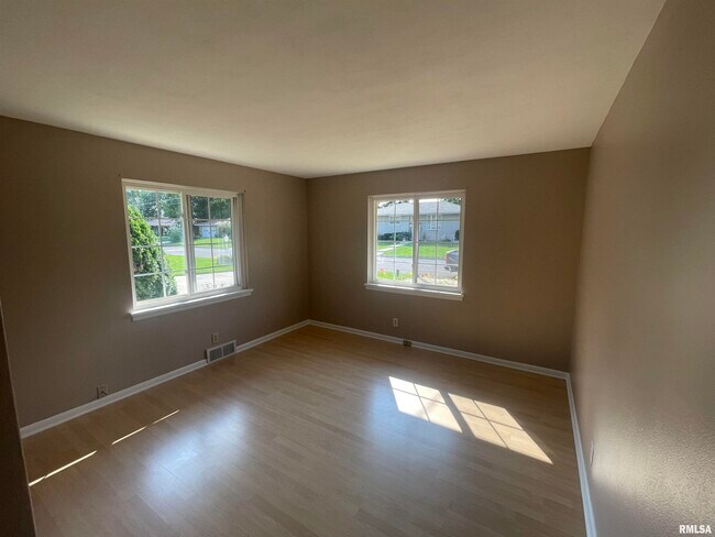 Building Photo - 216 Westshore Dr
