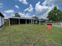 Building Photo - 3 Bedroom/2 Bathroom Home with Covered Pat...
